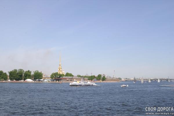 Вид на Петропавловскую крепость с Васильевского острова