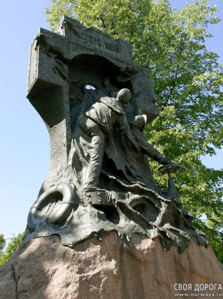 Памятник морякам у м. Горьковской