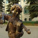 Памятник. Мальчик со скрипкой