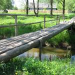 Мост из бревен через речушку