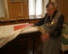 А. П. Кожемяко показывает стол, за которым выступал Ленин — Андрей Панисько