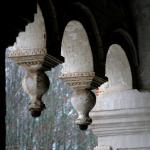 Вислые каменья в декоре монастырской стены