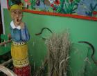Деревянная фигура женщины в школьном музее — Андрей Панисько