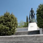 Памятник скорбящему матросу на Братском кладбище