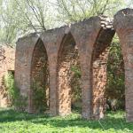 Остатки крепостной стены в Сабурово
