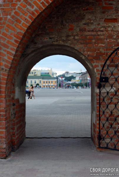 Вид на площадь Ленина через Кремлёвские ворота