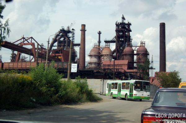 Металургический завод на окраине города