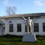 Памятник Ленину у почты