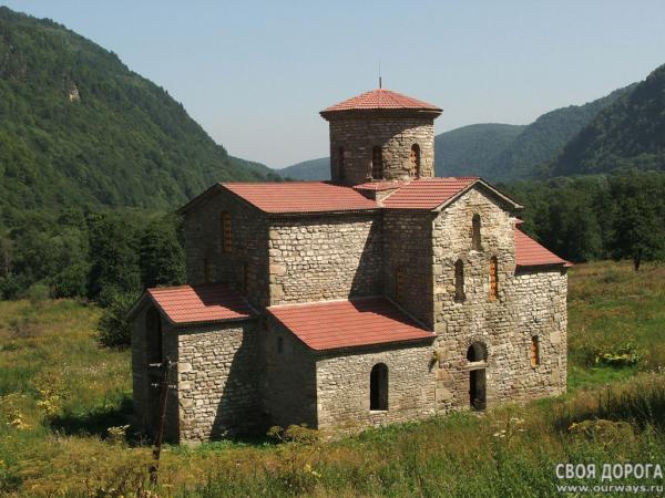 Монастырский комплекс 10 века. Северный храм