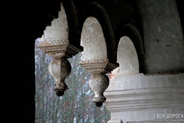 Вислые каменья в декоре монастырской стены