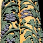Колонны с гроздьями винограда