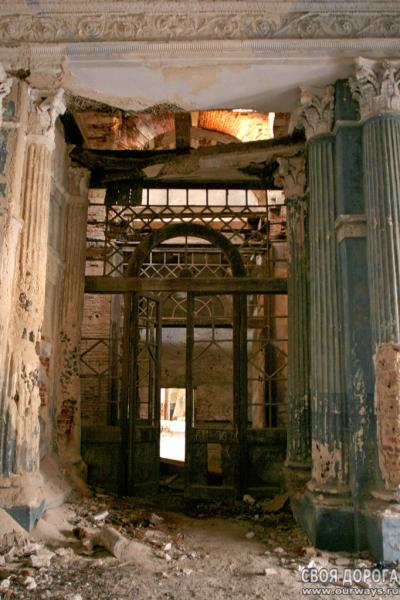 Внутри заброшенного храма Казанской Божьей матери