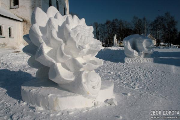 Снежные скульптуры. Цветок