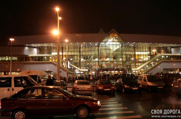 Железнодорожный вокзал Минска ночью